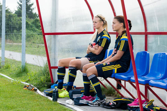 Sveriges Amanda Ilestedt och Emilia Appelqvist sitter