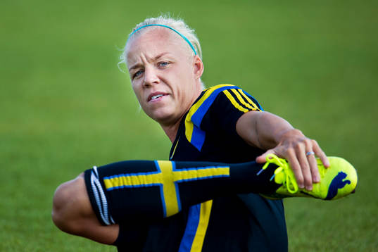Sveriges Caroline Seger stretchar