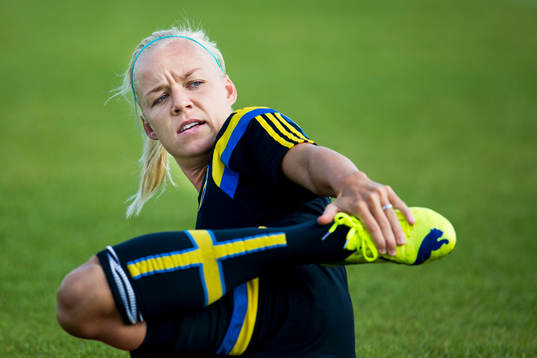 Sveriges Caroline Seger stretchar