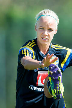 Sveriges Caroline Seger stretchar
