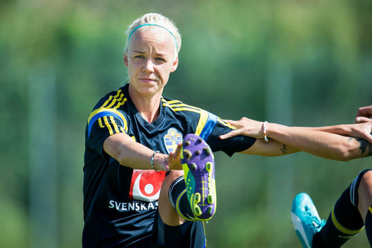 Sveriges Caroline Seger stretchar