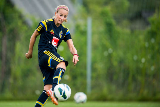 Sveriges Kosovare Asllani skjuter på volley