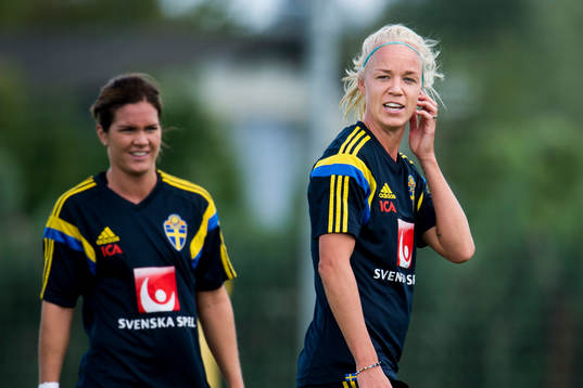 Sveriges Caroline Seger och i bakgrunden Hanna Folkesson