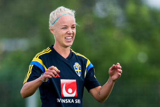 Sveriges Caroline Seger skrattar