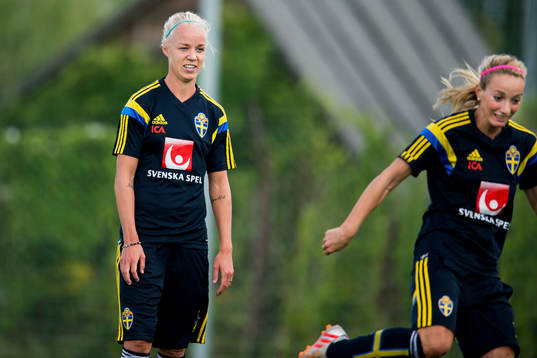 Sveriges Caroline Seger och Kosovare Asllani som till