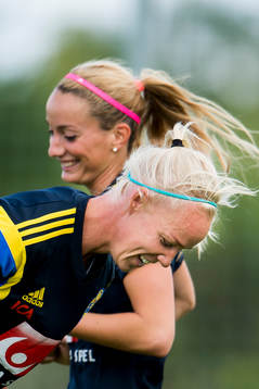 Sveriges Caroline Seger och Kosovare Asllani som till