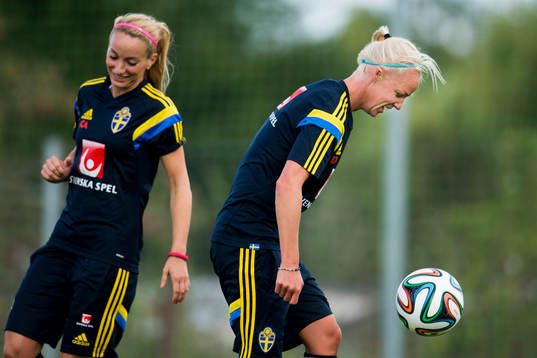 Sveriges Kosovare Asllani och Caroline Seger som till