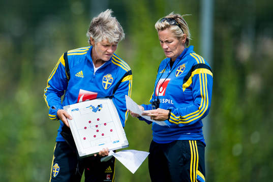Sveriges förbundskapten Pia Sundhage med en taktiktavla