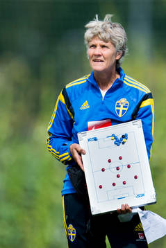 Sveriges förbundskapten Pia Sundhage med en taktiktavla