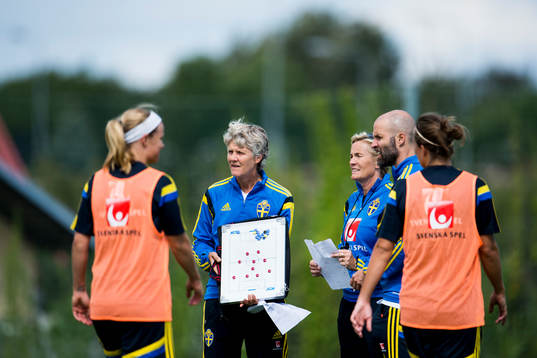 Sveriges förbundskapten Pia Sundhage med en taktiktavla