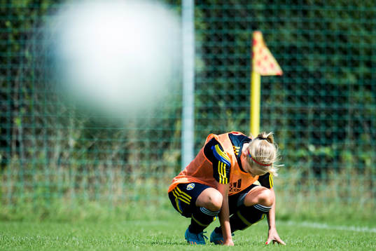 Sveriges Elin Rubensson sitter på huk