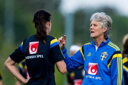 Sveriges förbundskapten Pia Sundhage pratar med Lotta