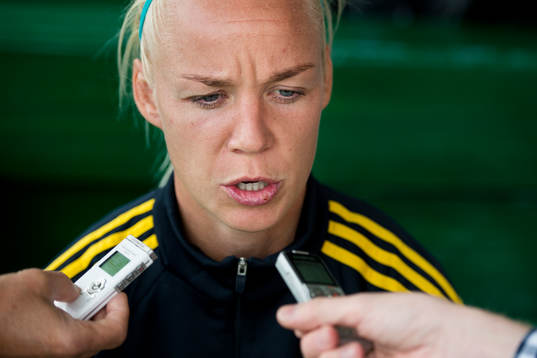 Sveriges Caroline Seger blir intervjuad
