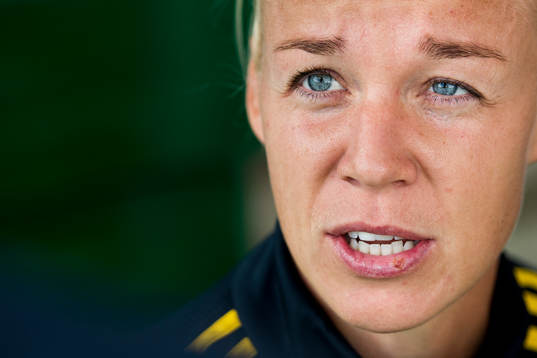 Sveriges Caroline Seger blir intervjuad