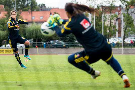 Sveriges Hanna Folkesson skjuter och målvakt Carola