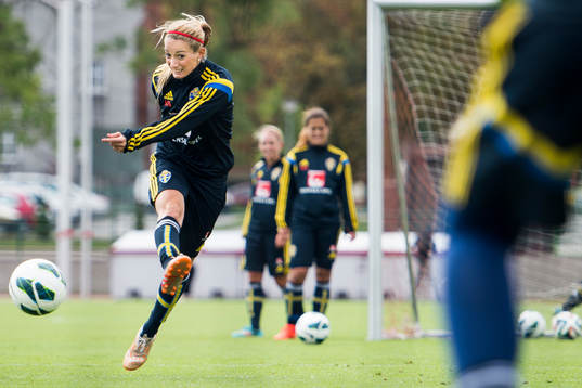 Sveriges Kosovare Asllani skjuter