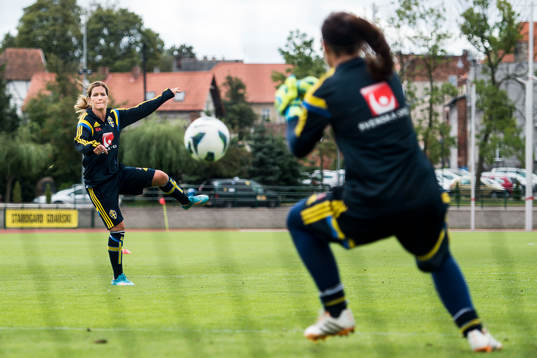 Sveriges Hanna Folkesson mot målvakt Carola Söberg