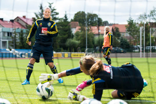 Sveriges målvakt Stephanie Öhrström räddar ett skott