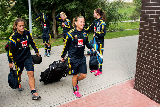 Sveriges Marija Basunic och målvakt Stephanie Öhrström