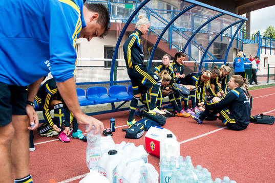 Sveriges läkare Mats Börjesson vatten från flaskor och