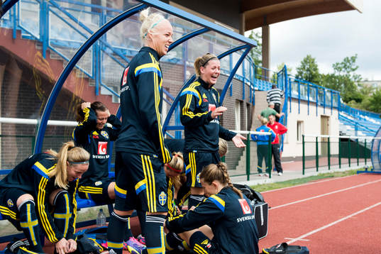 Sveriges Caroline Seger och Olivia Schough skrttar