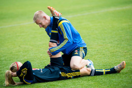 Sveriges sjukgymnast Jörgen Sandberg hjälper Kosovare