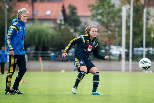 Sveriges förbundskapten Pia Sundhage tittar på Antonia