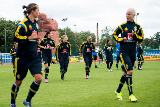 Sveriges spelare joggar ner, i förgrunden Lina Nilsson