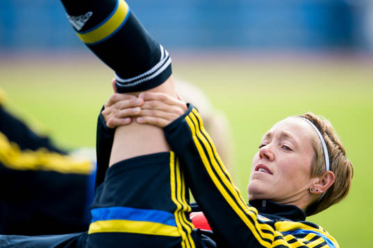 Sveriges Therese Sjögran stretchar