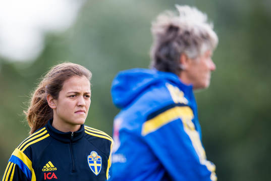 Sveriges Marija Basunic och i förgrunden förbundskapten