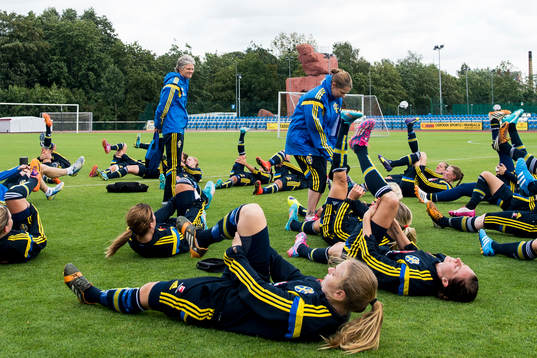 Sveriges förbundskapten Pia Sundhage står i mitten när