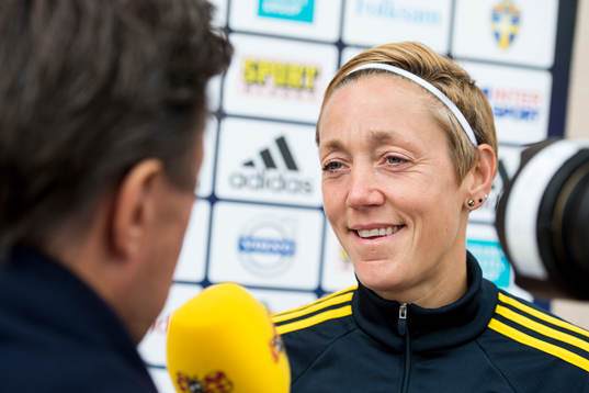 Sveriges Therese Sjögran gör en TV-intervju med Expressen