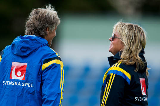Sveriges förbundskapten Pia Sundhage pratar med