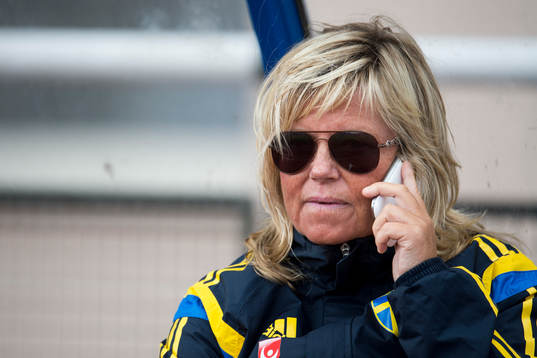 Sveriges landslagschef Marika Domanski pratar i telefon