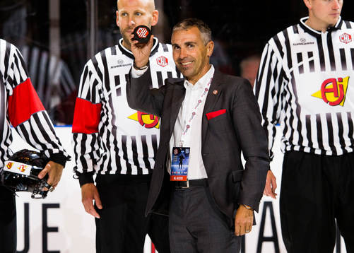 s vd Martin Baumann med matchpucken innan ishockeymatchen i