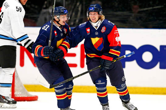 Djurgårdens Markus Ljungh gratulerar Nicklas Heinerö som