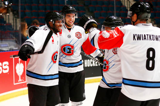 Fribourg-Gottérons Gregory Mauldin gör 3-1 och gratuleras