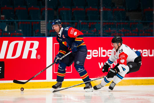 Djurgårdens Mikael Samuelsson jagas av Fribourg-Gottérons