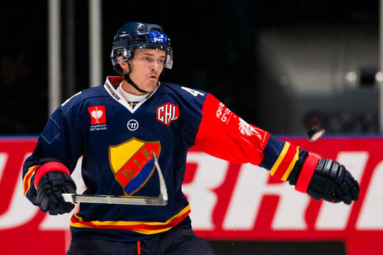 Djurgårdens Marcus Högström tar ner pucken