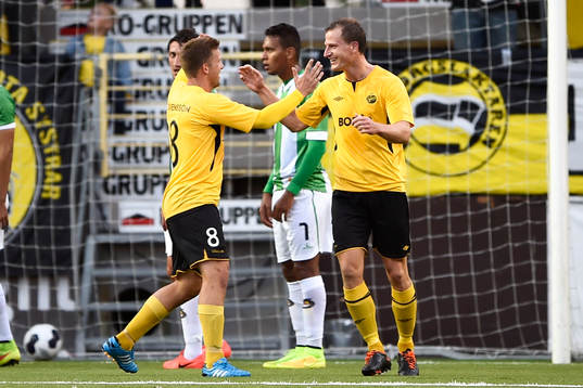 Elfsborgs Daniel Mobaeck (th) firas av Anders Svensson