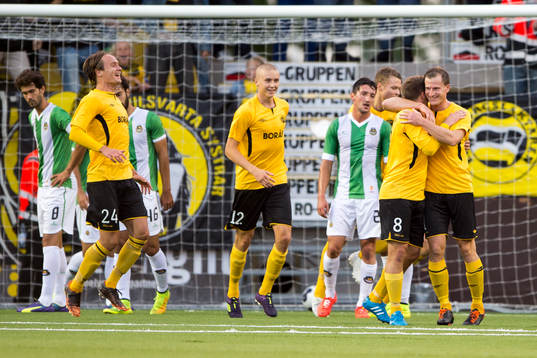 Elfsborgs Daniel Mobaeck jublar och kramas om av Anders