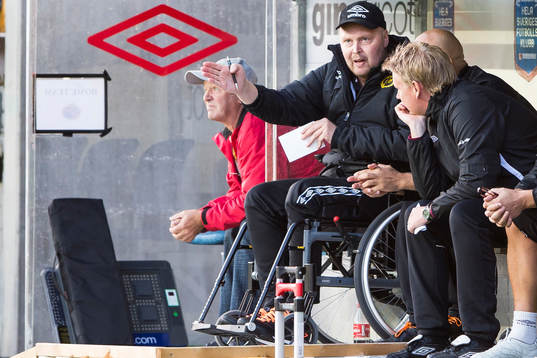 Elfsborgs manager Klas Ingesson i diskussion med tränare