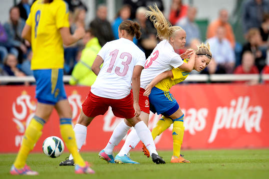 Sveriges Olivia Schough i kamp om bollen med Polens