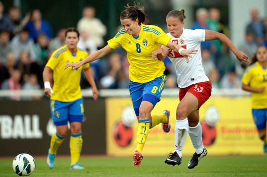 Sveriges Lotta Schelin tar sig förbi Polens Patrycja