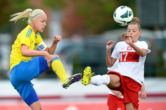 Sveriges Caroline Seger och Polens Natalia Pakulska i kamp