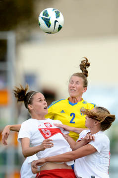 Polens Ewa Pajor och Weronika Aszkielowicz i nickduell med