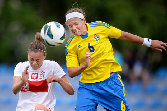 Polens Ewa Pajor och Sveriges Sara Thunebro i nickduell