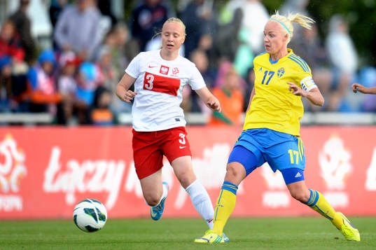 Sveriges Caroline Seger jagas av Polens Paulina Dudek