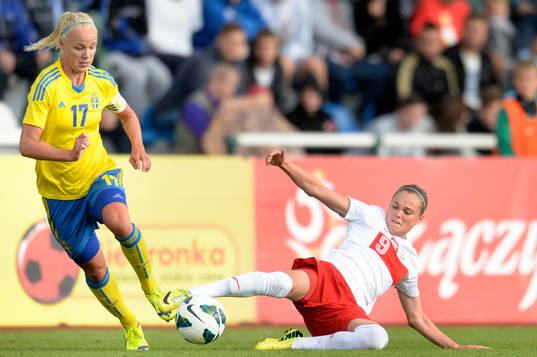 Sveriges Caroline Seger jagar Polens Ewa Pajor