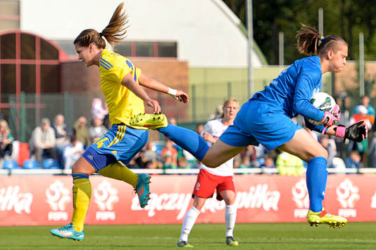 Sveriges Hanna Folkesson och Polens målvakt Anna Szymanska
